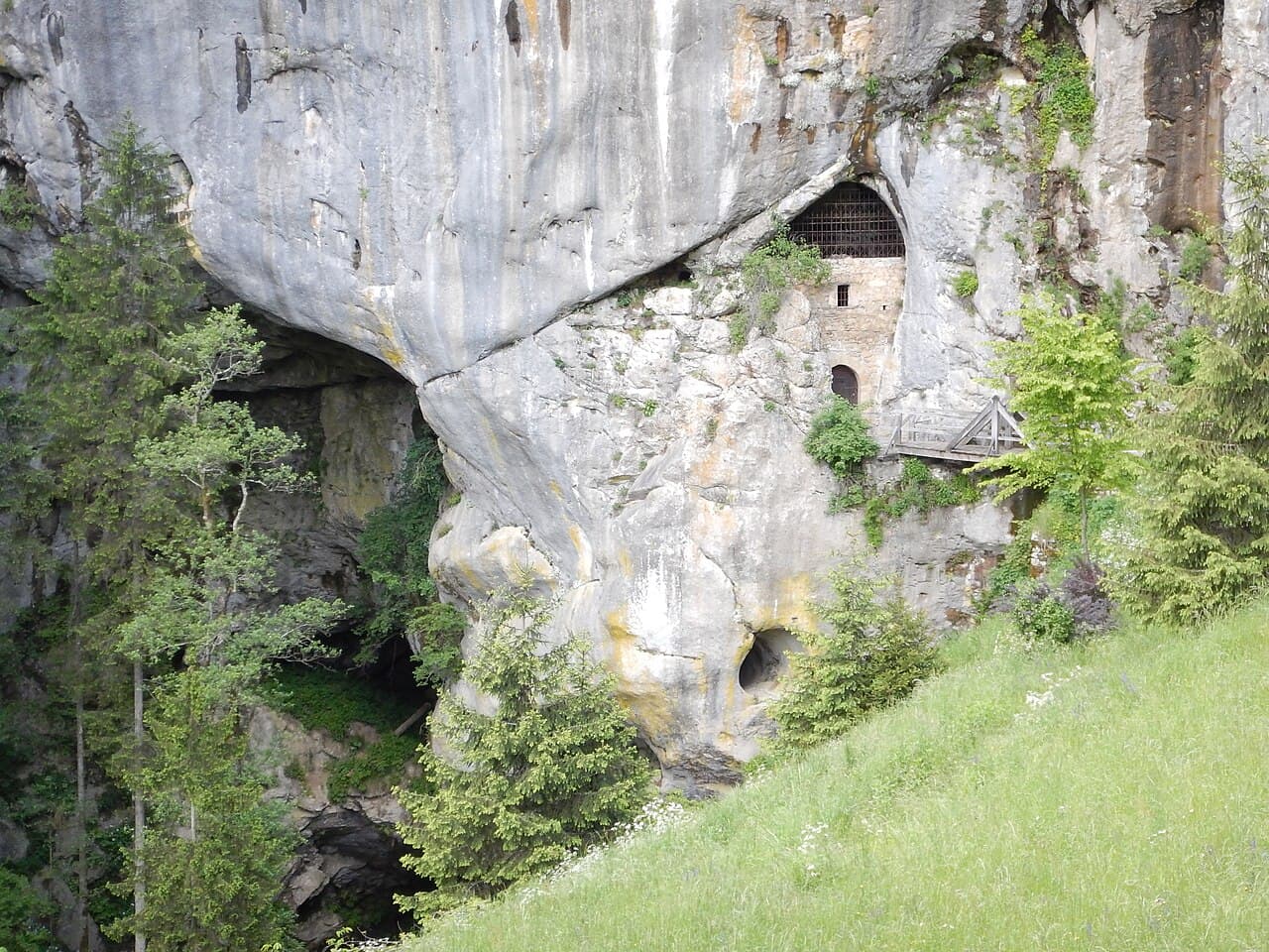 Predjama Castle