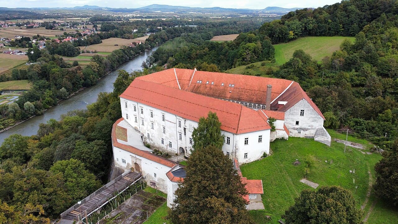 Cmurek Castle