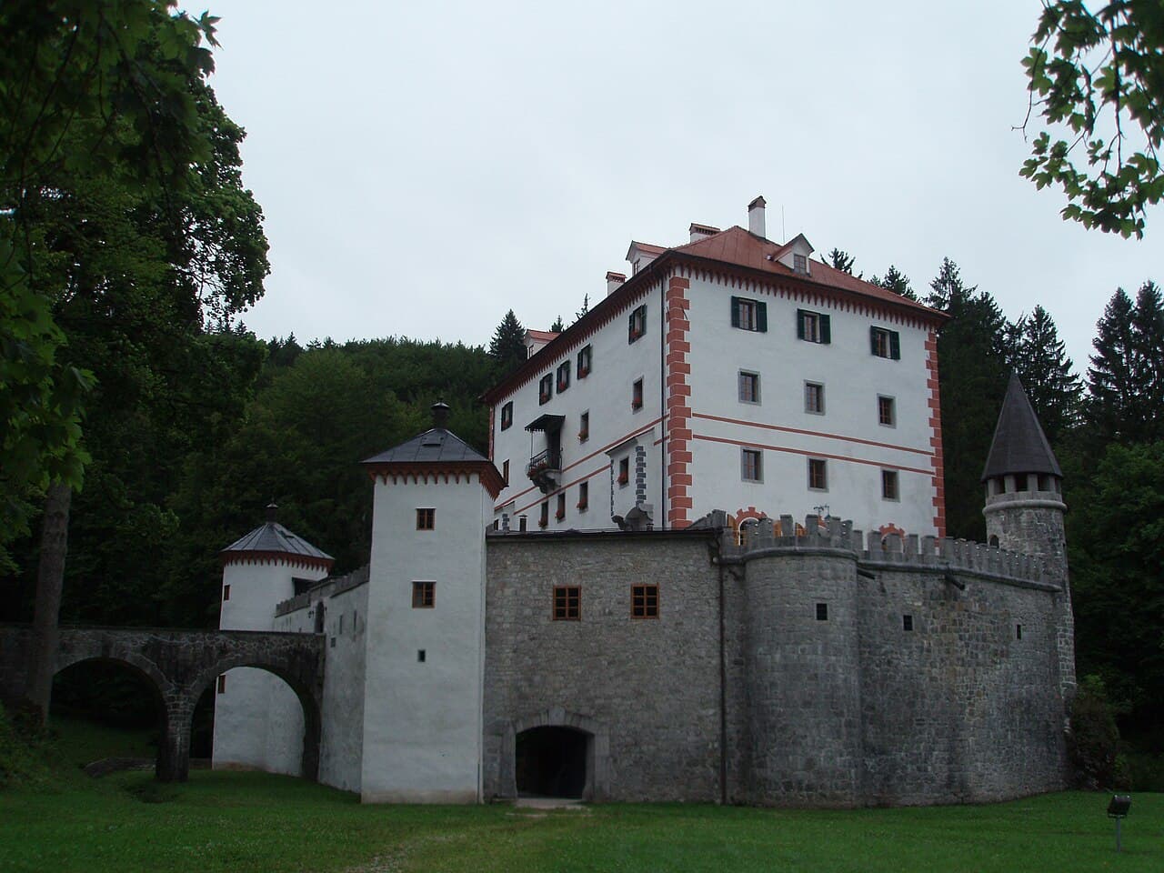 Grad Snežnik